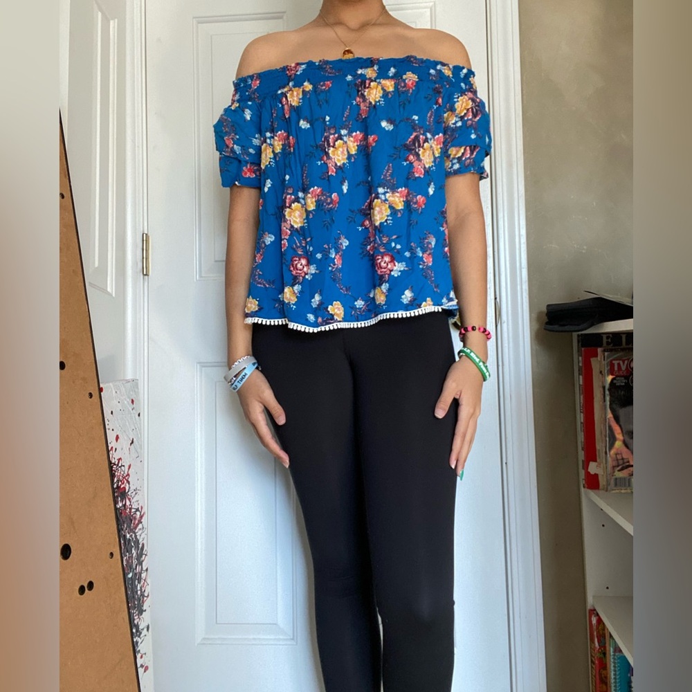 Blue and white floral off the shoulder top! Never been worn🩷